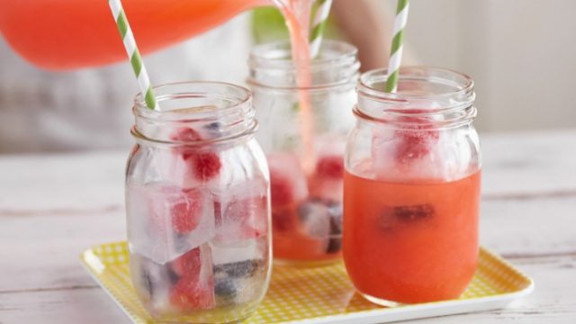 Fresh lemonade recipe with berries