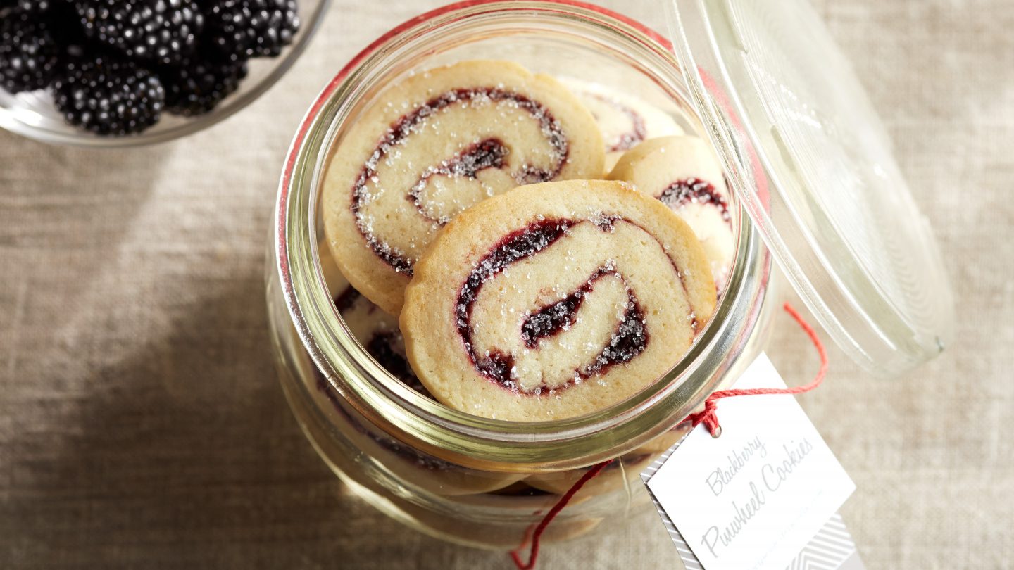 Cinnamon rolls with blackberries, Blackberry cinnamon roll, Baking recipe for cinnamon rolls