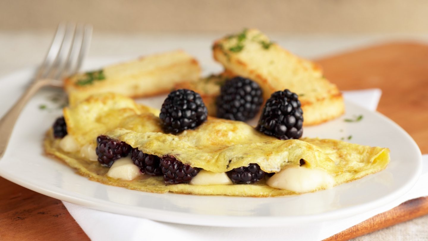 Ommmelette with blackberries 