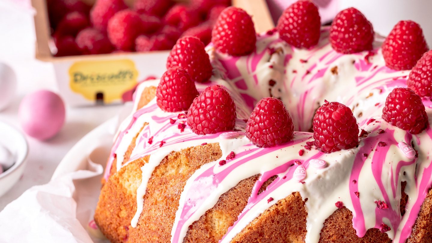 Raspberry bundtcake with eggnog