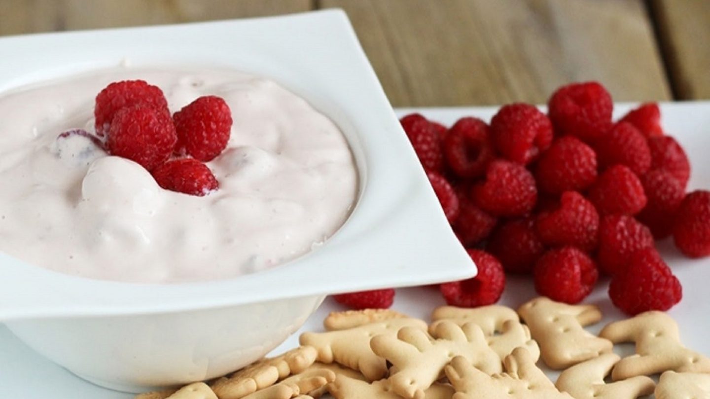 the perfect berry dip with yoghurt
