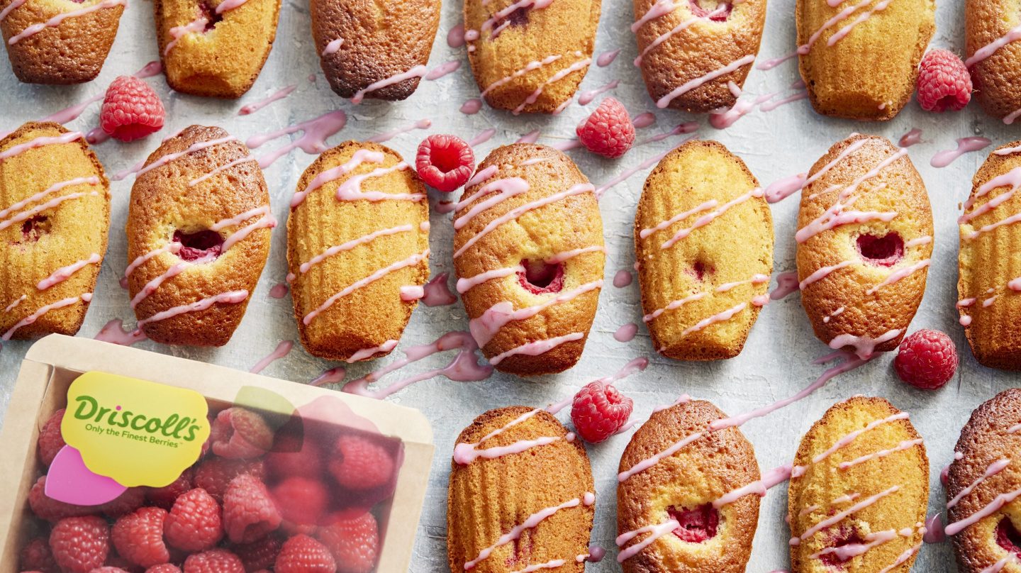 Recipe for raspberry madeleines with raspberry glaze