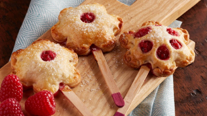 Raspberry Apple Pie Pops