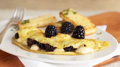 Ommmelette with blackberries 