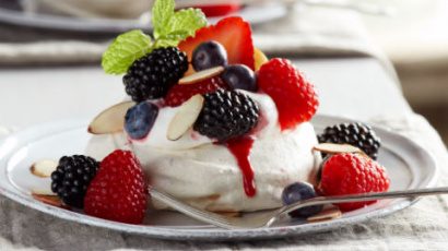 Festive fruit meringues 