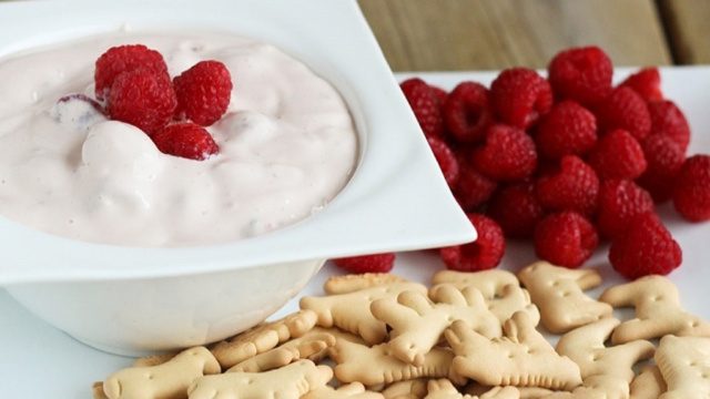 dips and berries with yghurt