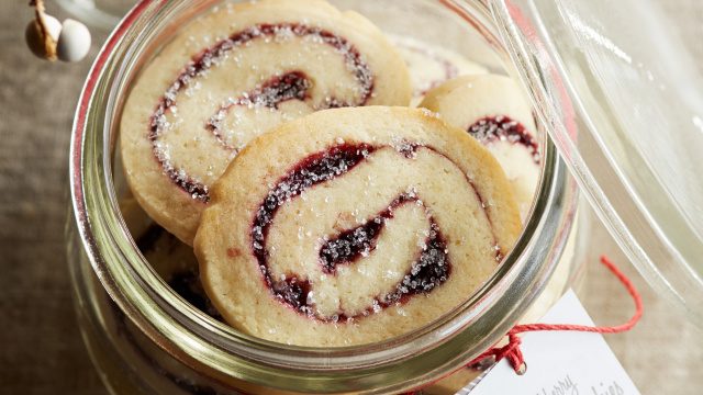 Cinnamon rolls with blackberries, Blackberry cinnamon roll, Baking recipe for cinnamon rolls